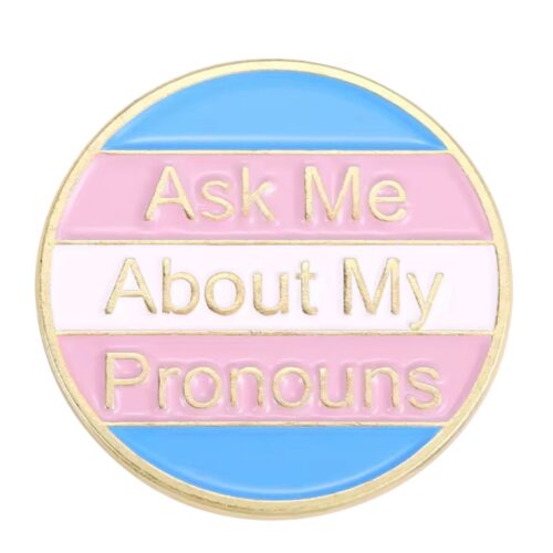 LGBTQIA+ Pins & Buttons TransUndeez, Pride Pins und Buttons, LGBTQ Accessoire-Pins, LGBTQ+ Abzeichen-Pins, Pride-Flaggen-Pins, Pronomen-Pins (sie/they usw.), Regenbogen-Pin-Abzeichen, Inklusive Pins und Buttons, Geschlechterinklusive Accessoires, Queer-Pins-Kollektion, „she/they“-Pin, Trans-Pride-Pin, Bisexueller Regenbogen-Pin, Pansexuelles Pride-Abzeichen, Asexueller Icon-Pin, Ally / Queer All Year Pins, Mini-LGBTQ-Flaggen-Pins, Inklusions-Pins für Kleidung, Pride-Statement-Pins