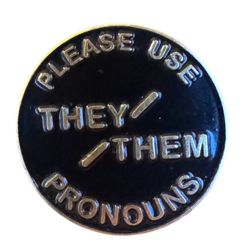 LGBTQIA+ Pins & Buttons TransUndeez, Pride Pins und Buttons, LGBTQ Accessoire-Pins, LGBTQ+ Abzeichen-Pins, Pride-Flaggen-Pins, Pronomen-Pins (sie/they usw.), Regenbogen-Pin-Abzeichen, Inklusive Pins und Buttons, Geschlechterinklusive Accessoires, Queer-Pins-Kollektion, „she/they“-Pin, Trans-Pride-Pin, Bisexueller Regenbogen-Pin, Pansexuelles Pride-Abzeichen, Asexueller Icon-Pin, Ally / Queer All Year Pins, Mini-LGBTQ-Flaggen-Pins, Inklusions-Pins für Kleidung, Pride-Statement-Pins