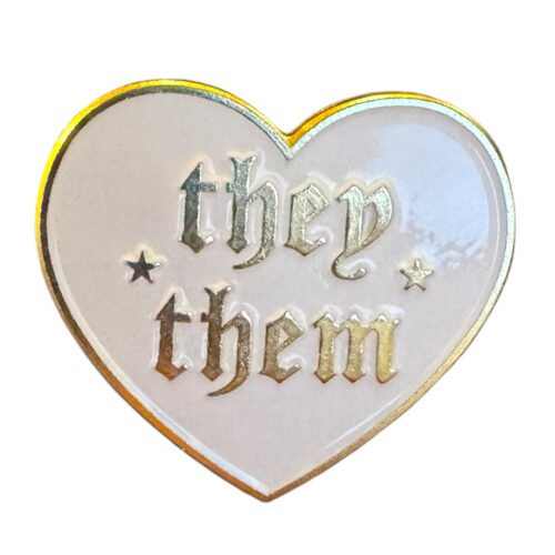 LGBTQIA+ Pins & Buttons TransUndeez, Pride Pins und Buttons, LGBTQ Accessoire-Pins, LGBTQ+ Abzeichen-Pins, Pride-Flaggen-Pins, Pronomen-Pins (sie/they usw.), Regenbogen-Pin-Abzeichen, Inklusive Pins und Buttons, Geschlechterinklusive Accessoires, Queer-Pins-Kollektion, „she/they“-Pin, Trans-Pride-Pin, Bisexueller Regenbogen-Pin, Pansexuelles Pride-Abzeichen, Asexueller Icon-Pin, Ally / Queer All Year Pins, Mini-LGBTQ-Flaggen-Pins, Inklusions-Pins für Kleidung, Pride-Statement-Pins